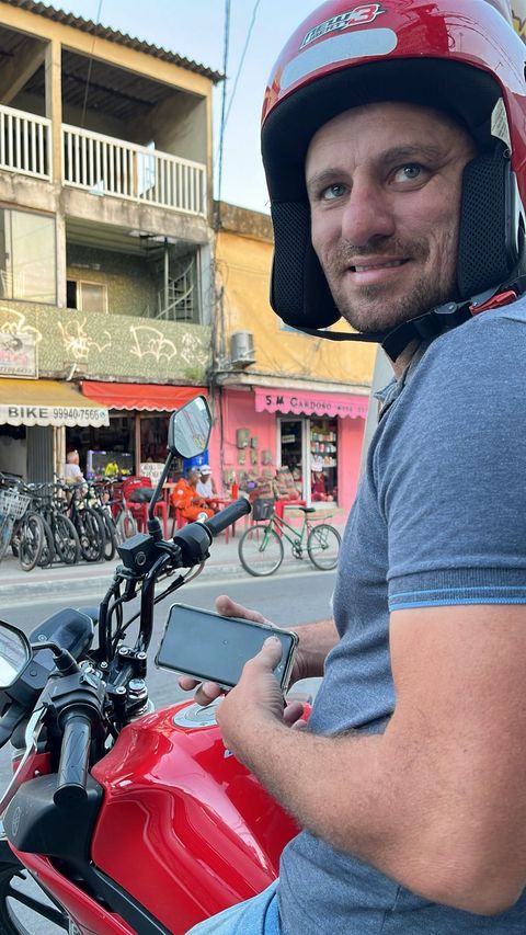 Técnico indo a domicílio de moto — Chaveiro Líder 24h